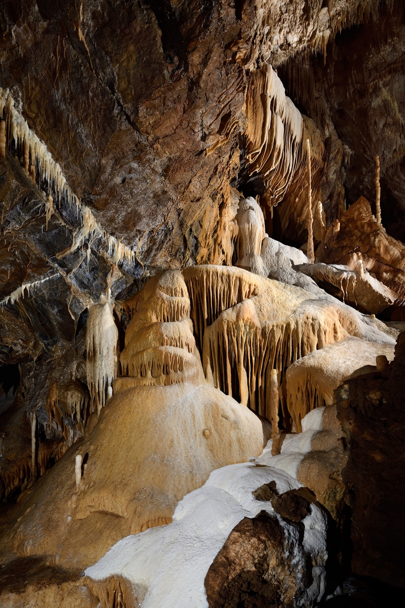 Grotte du père Noël - Ensemble de coulées de calcite blanches et orange