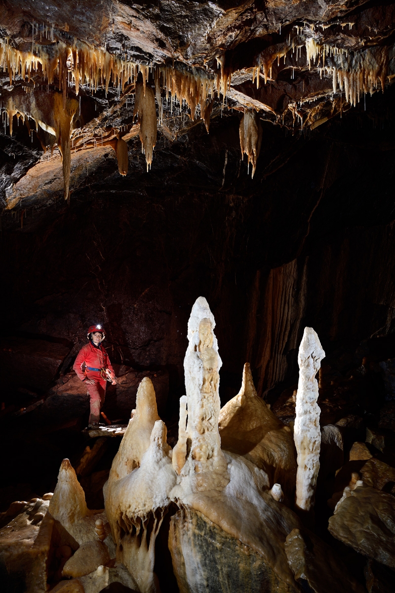Grotte du Père Noël - Spéléo devant un massif stalagmitique