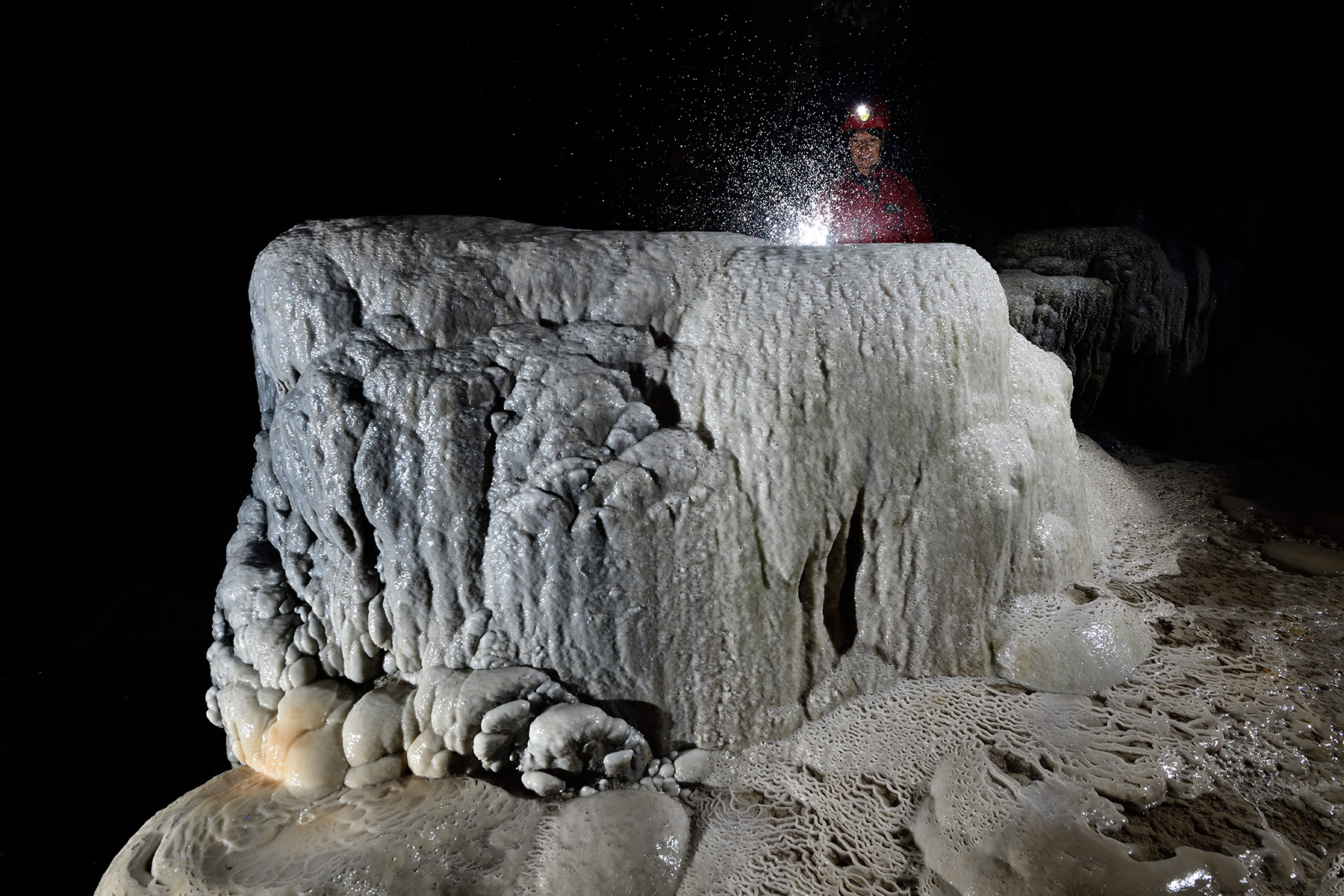 Grotte de Han (partie touristique) - Gouttes d'eau éclatant sur la concrétion "le Berceau de Proserpine" (Salle du Dôme)