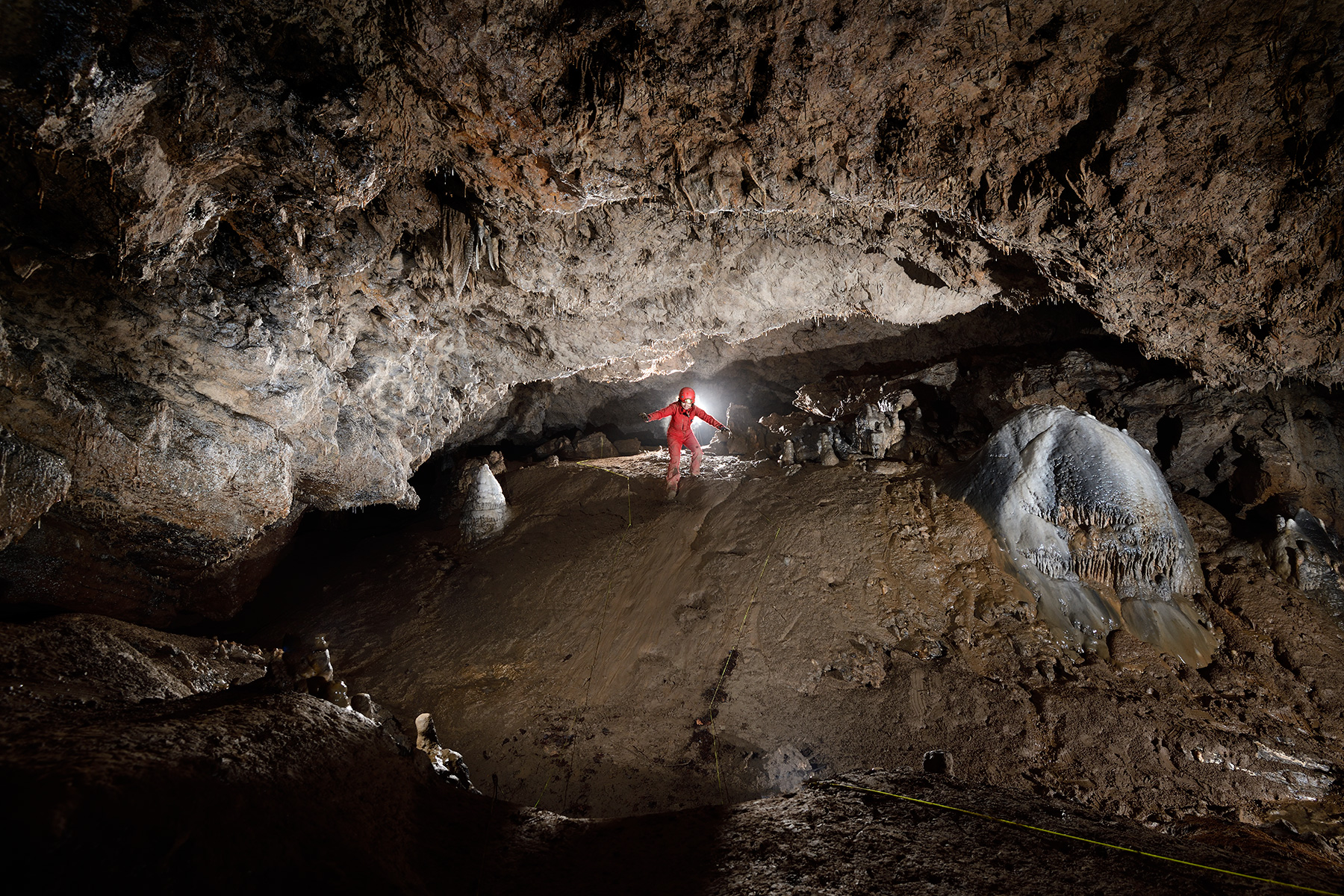 Grotte de Han  (réseau  Antiparos) - Spéléo descendant un talus d'argile dans la Salle d'Antiparos