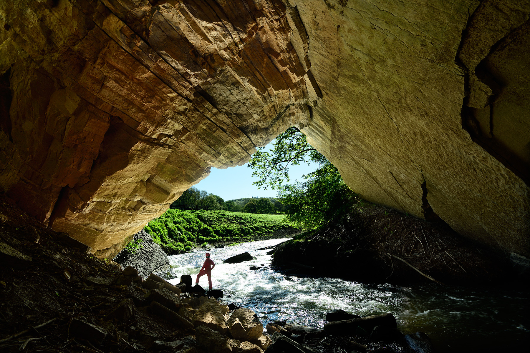 Grotte de Han (extérieur)  - Perte de la rivière Lesse dans le gouffre de Belvaux. Vue de l'intérieur du porche