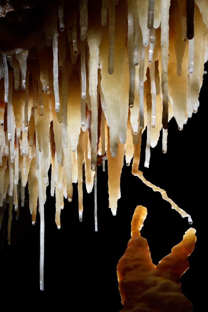 Grotte du Père Noël - Ensemble de fistuleuses avec excentrique en diagonale en vis-à-vis d'une stalagmite