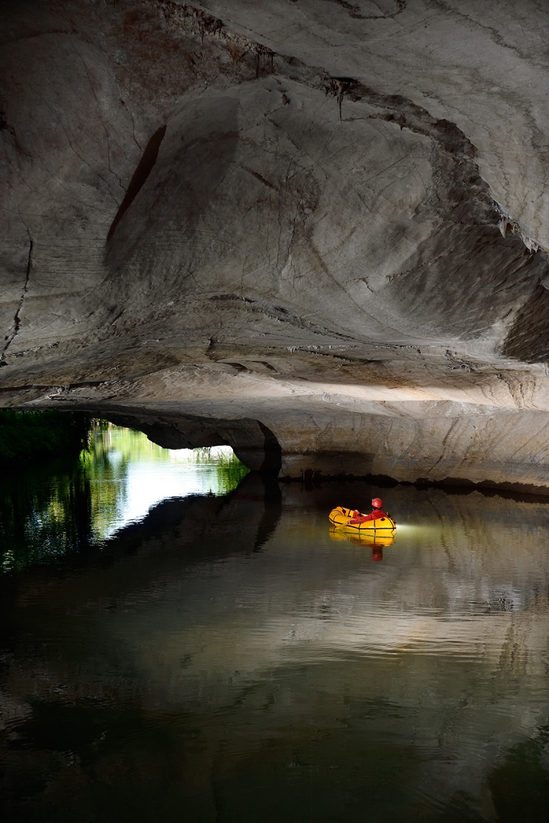 Grotte de Han (partie touristique) - navigation sur la Lesse près du Trou de Han 