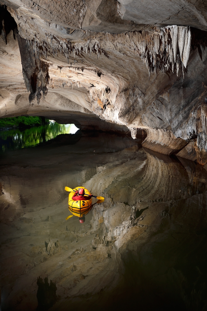 Grotte de Han (partie touristique) - navigation sur la Lesse près du Trou de Han 
