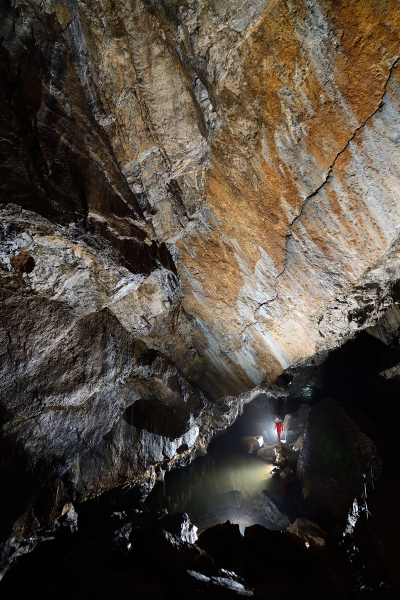 Grotte de Han (partie touristique) - Grand plan de faille surmontant la Rivière au niveau du "Passage du Diable" 