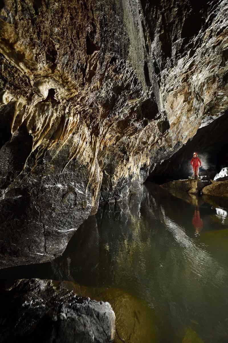 Grotte de Han (partie touristique) - La Lesse souterraine au niveau du "Passage du Diable" 