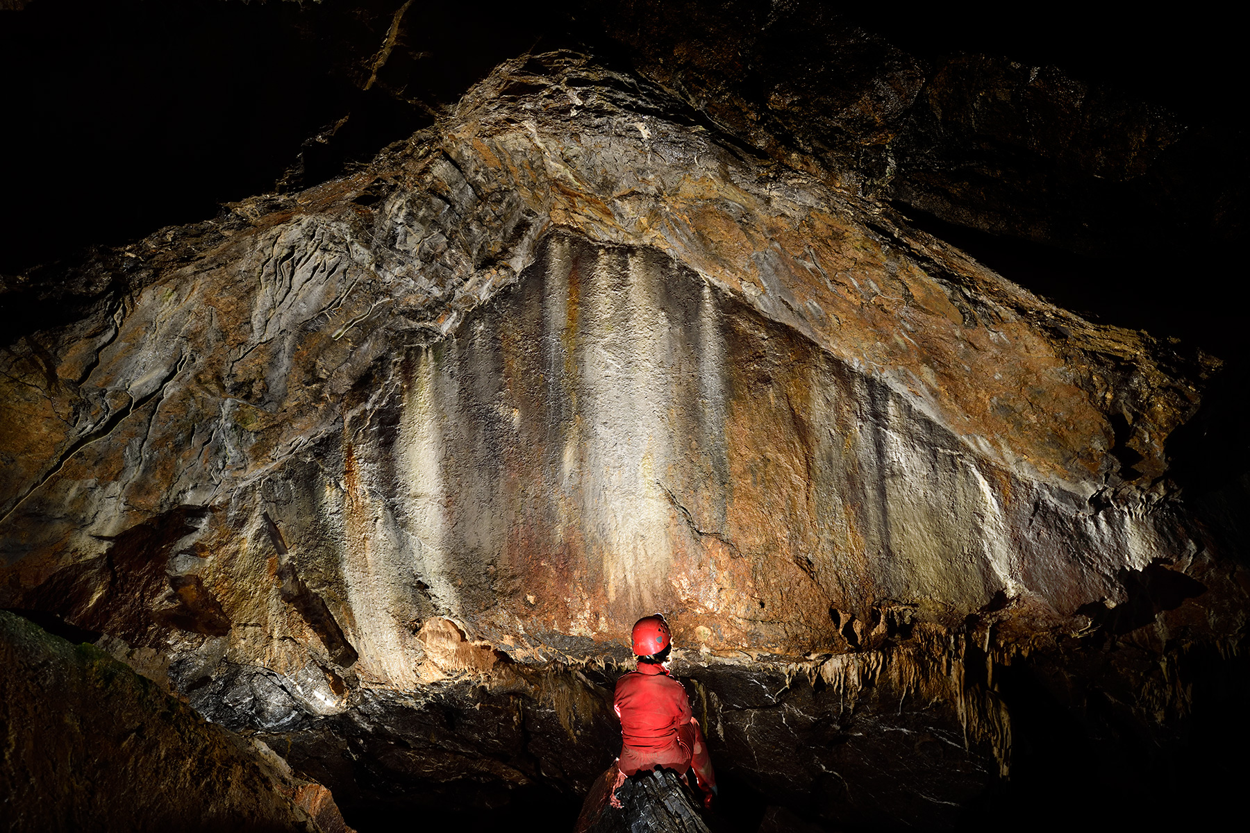 Grotte de Han (partie touristique) - personnage devant une paroi colorée