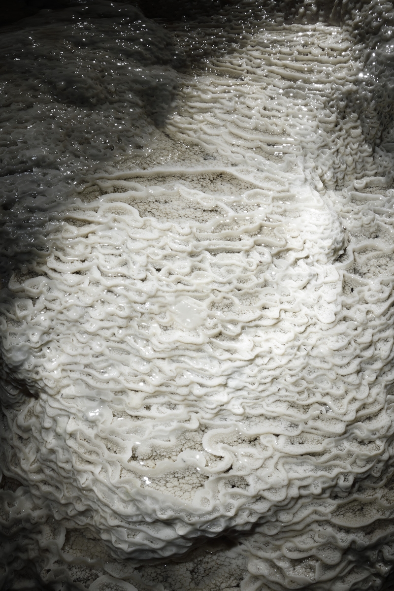 Grotte de Han (partie touristique) - Microgours le long d'une coulée de calcite blanche
