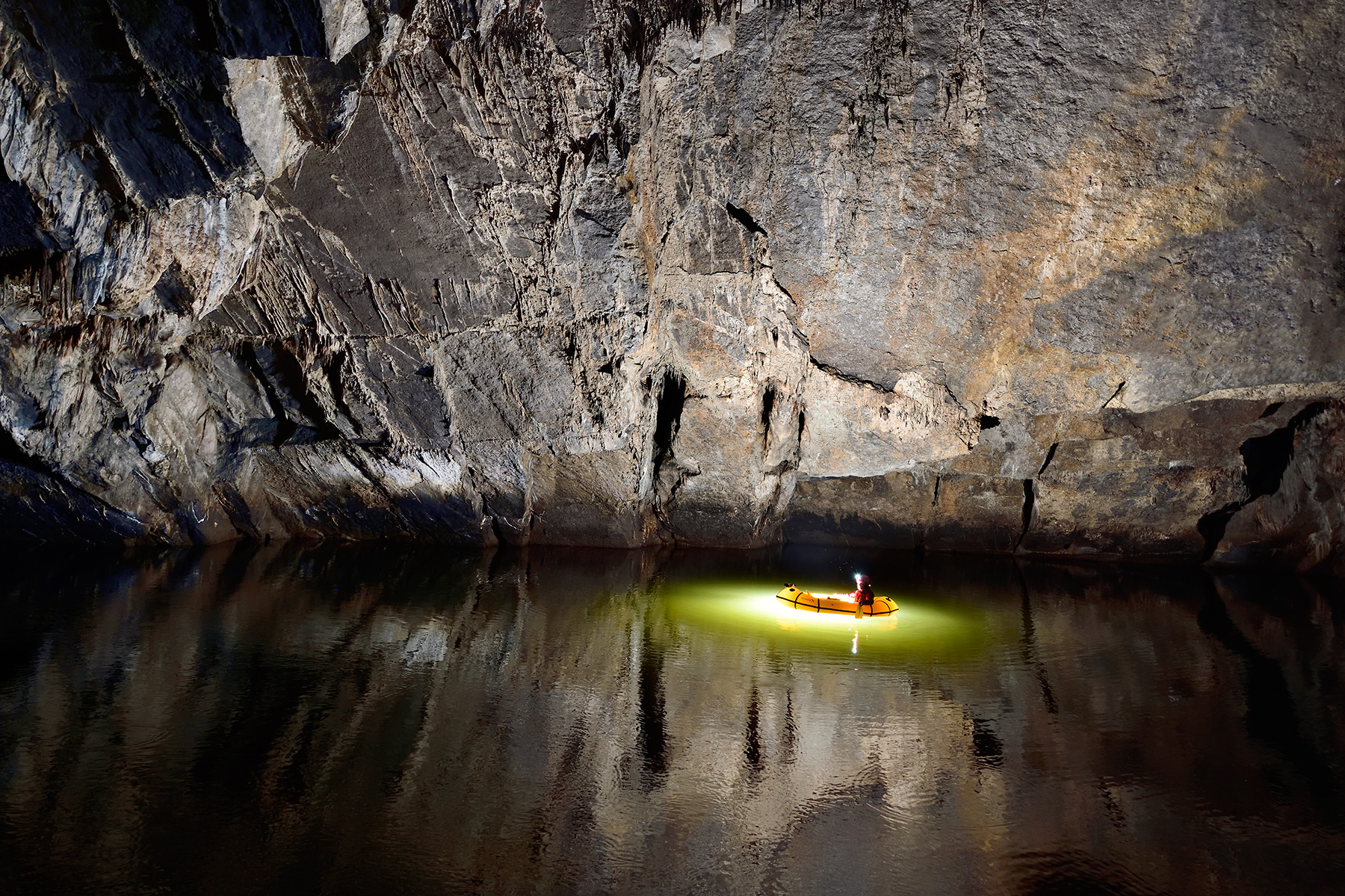 Grotte de Han (partie touristique) - navigation sur la Lesse