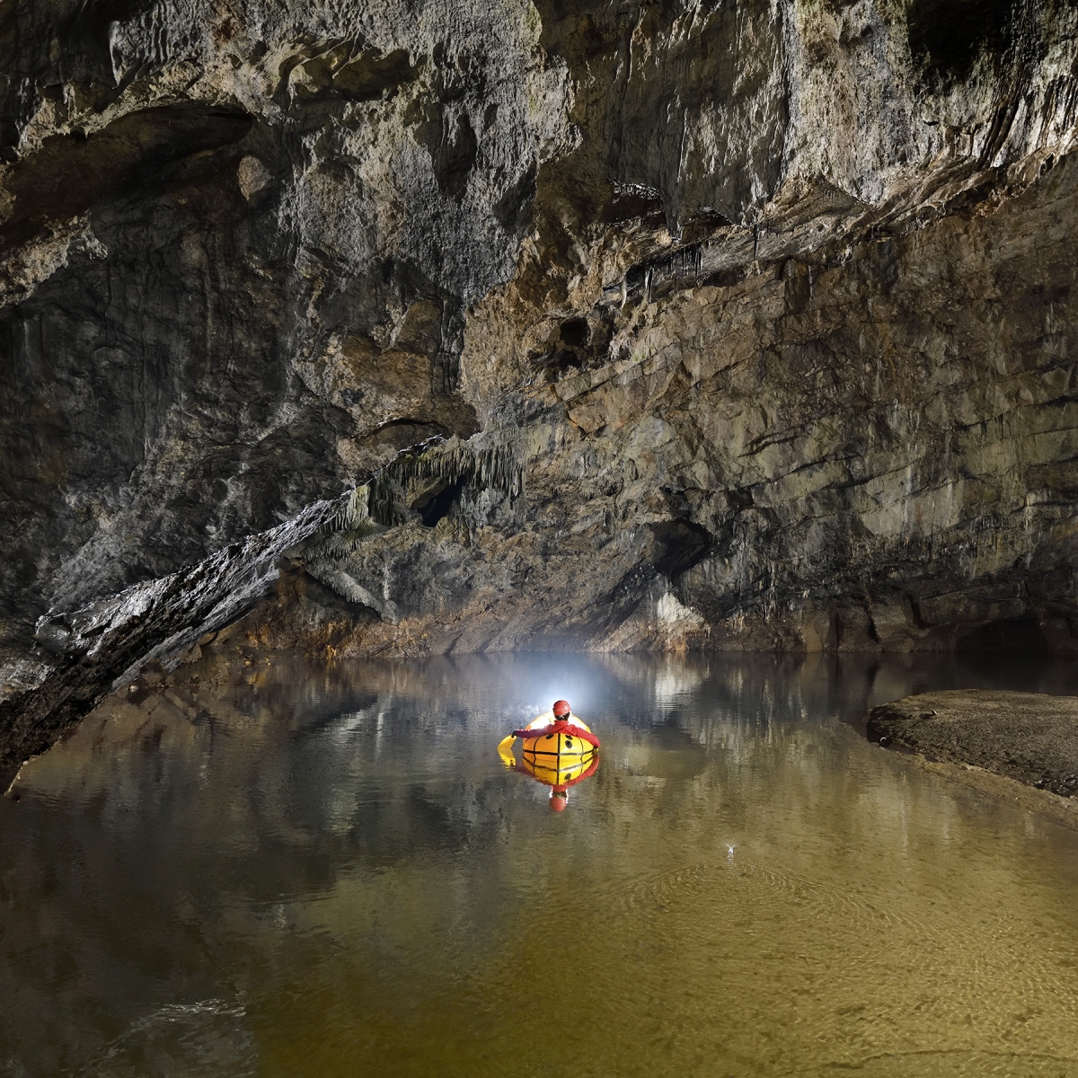 Grotte de Han (partie touristique) - Navigation sur la Lesse souterraine