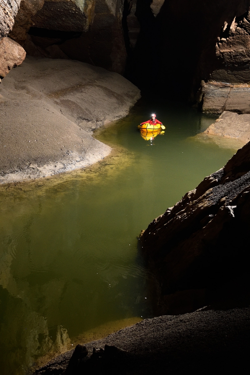 Grotte de Han (partie touristique) -  Bateau sur le "Styx"