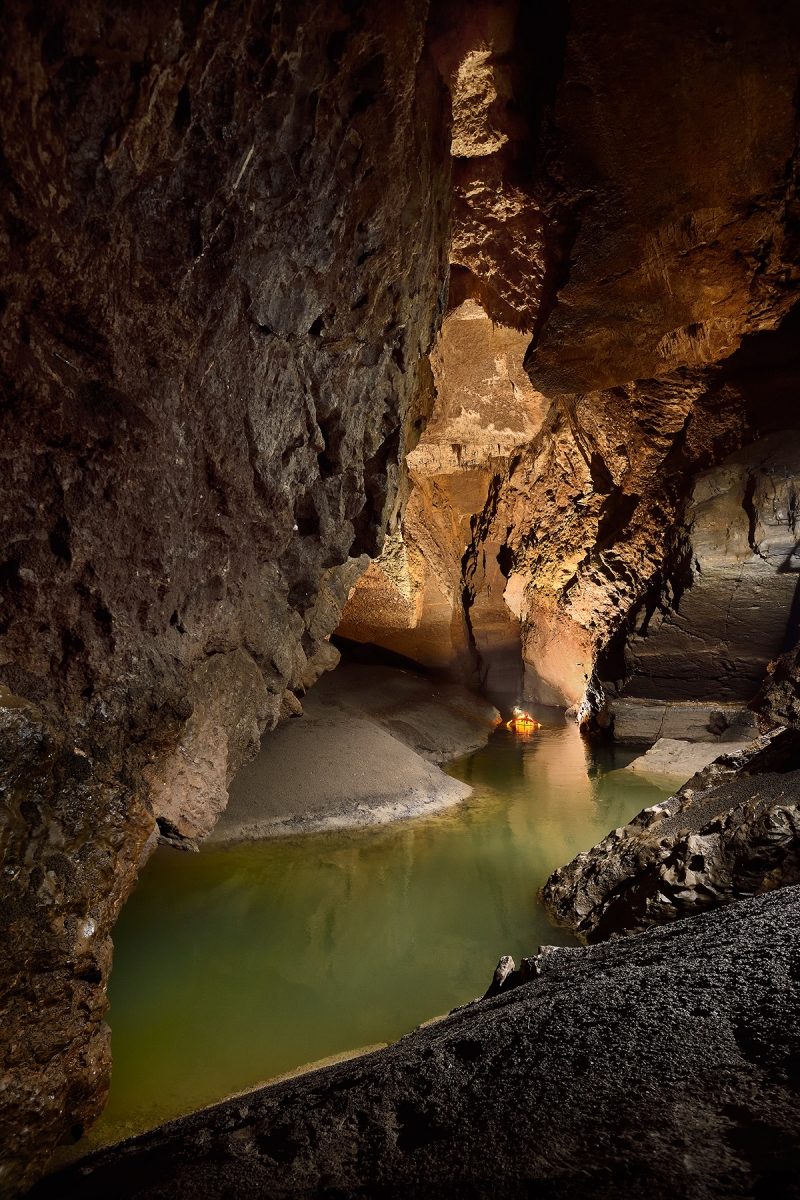 Grotte de Han (partie touristique) -  Bateau sur le "Styx"