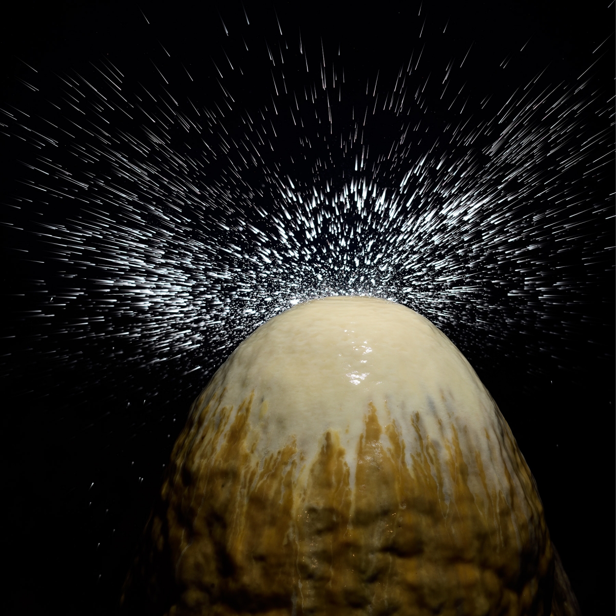 Gruta Nossa Sra. Aparecida (Mato Grosso do Sul, Brésil) - Eclatement de gouttes d'eau au sommet d'une stalagmite