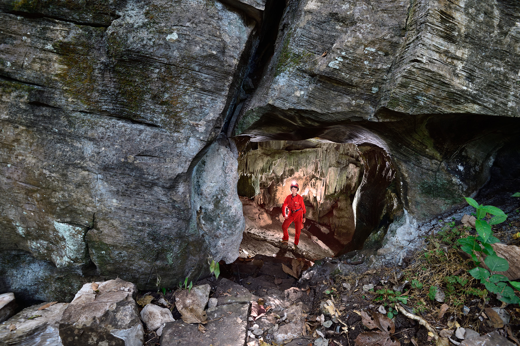 Gruta Sao José (Mato Grosso, Brésil) - Entrée de la grotte avec personnage