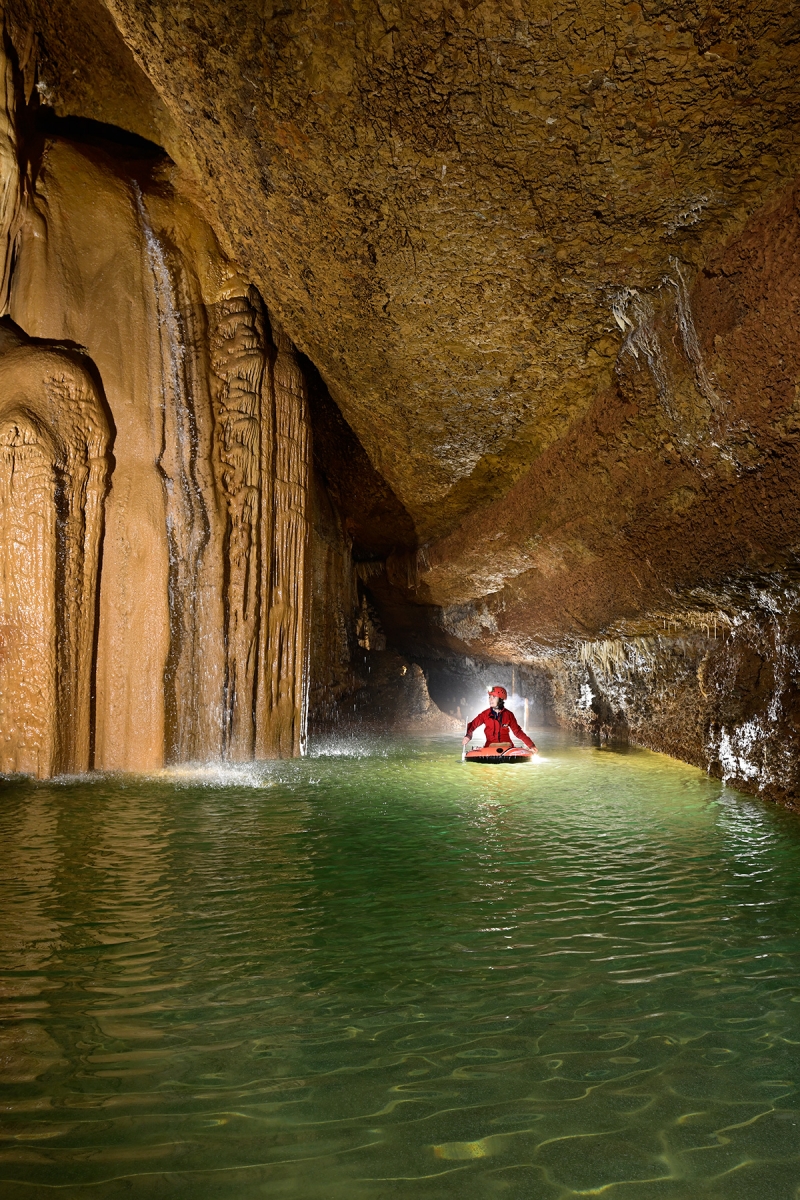 Grotte de Trabuc (Gard) - "La cascade" avec spéléo en bateau à côté (partie aménagée)