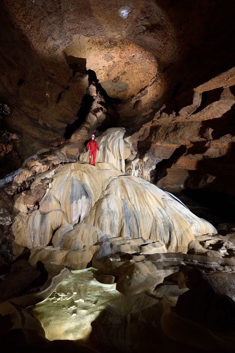 Grotte de Trabuc (Gard) - Salle du Lion : coulées de de calcite avec gours à la base