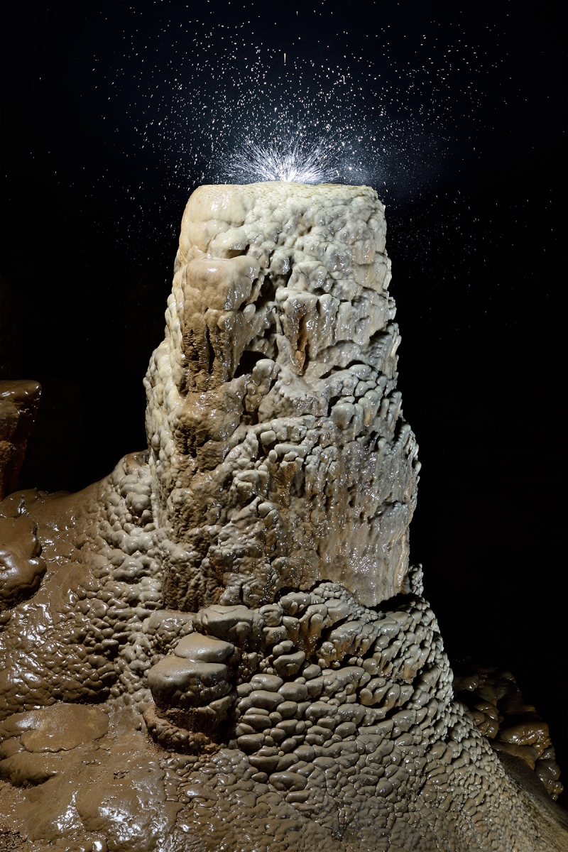 Grotte de Trabuc (Gard) - Salle des vasques : eau rebondissant sur une stalagmite massive