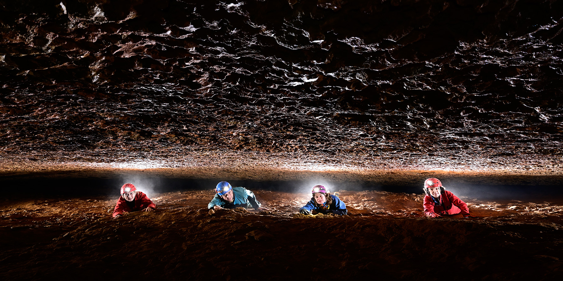 Grotte de Trabuc (Gard) - Laminoir des "Voutes Basses" (quatre spéléos)