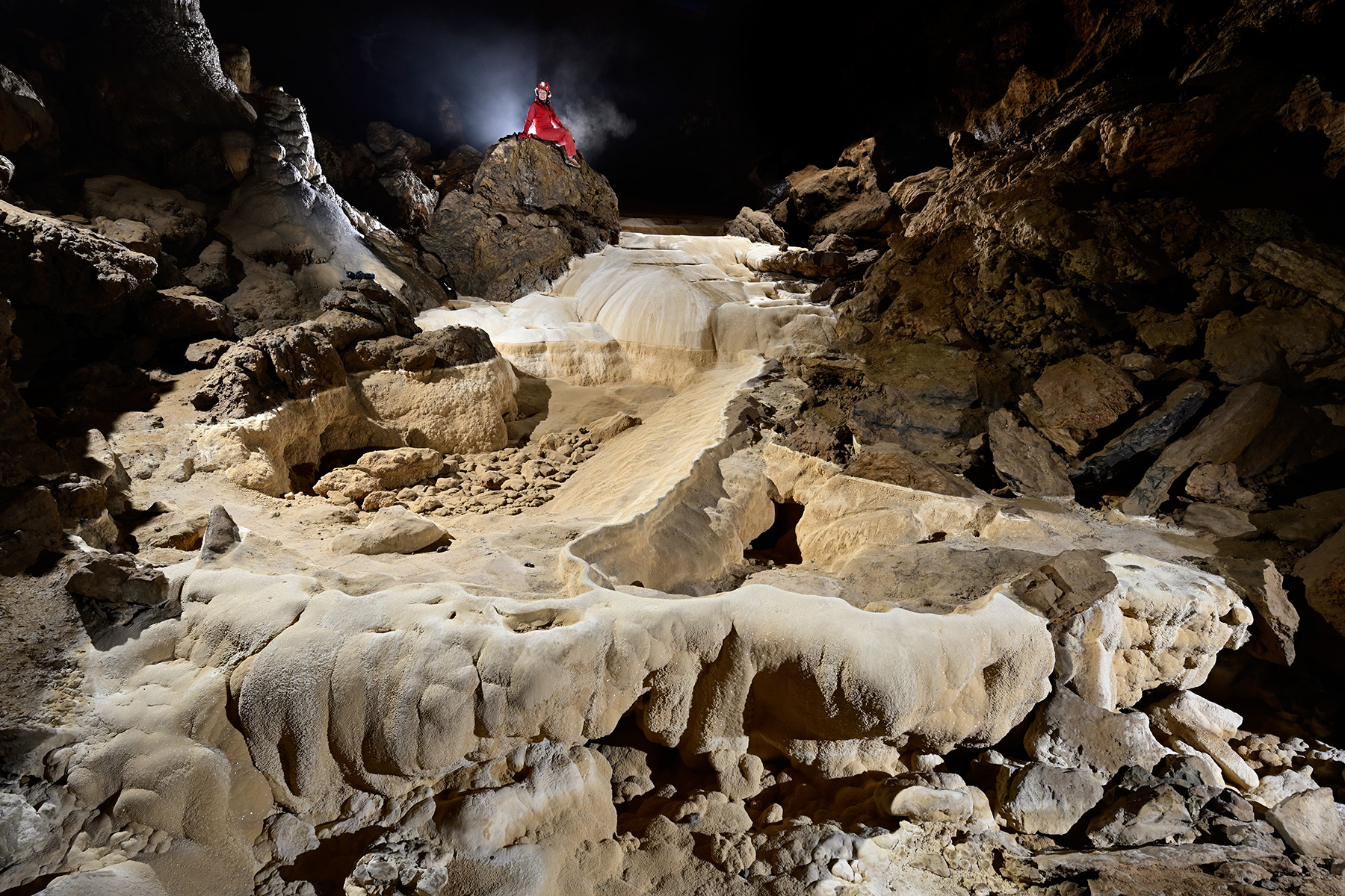 Grotte de Trabuc (Gard) - Salle des vasques (vue d'ensemble des gours blancs)