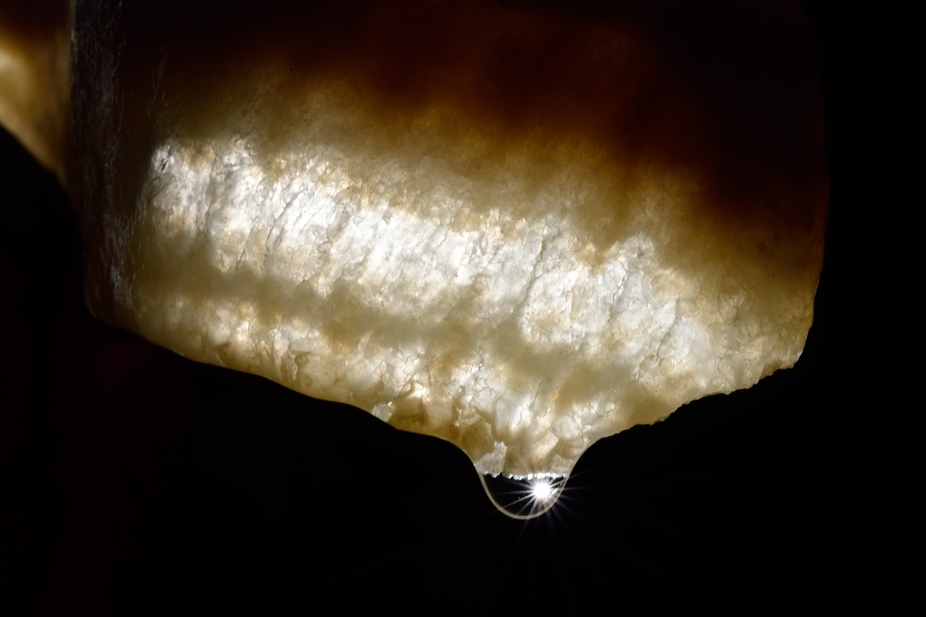 Grotte de Trabuc (Gard) - Petite draperie en transparence avec goutte au bout