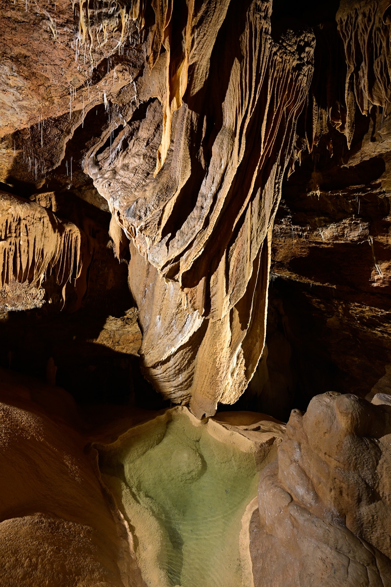 Grotte de Trabuc (Gard) - Ensemble de draperies sur un pilier au dessus d'un petit gour ("Le gong")