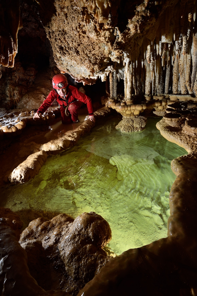 Grotte de Trabuc (Gard) - Spéléo dans le passage des 1001 nuits avec gour aux eaux vertes