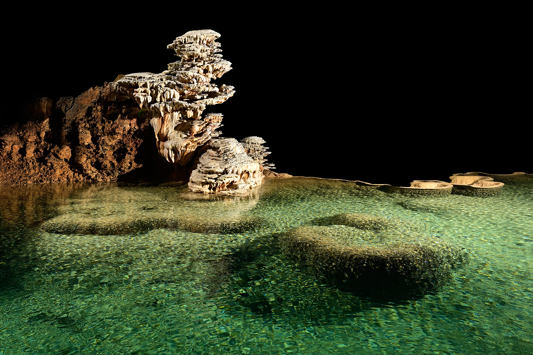 Gouffre de Padirac (Lot) - Partie aménagée - Lac suspendu dans la salle du Grand Dôme avec stalagmite en pile d'assiette en arrière plan 