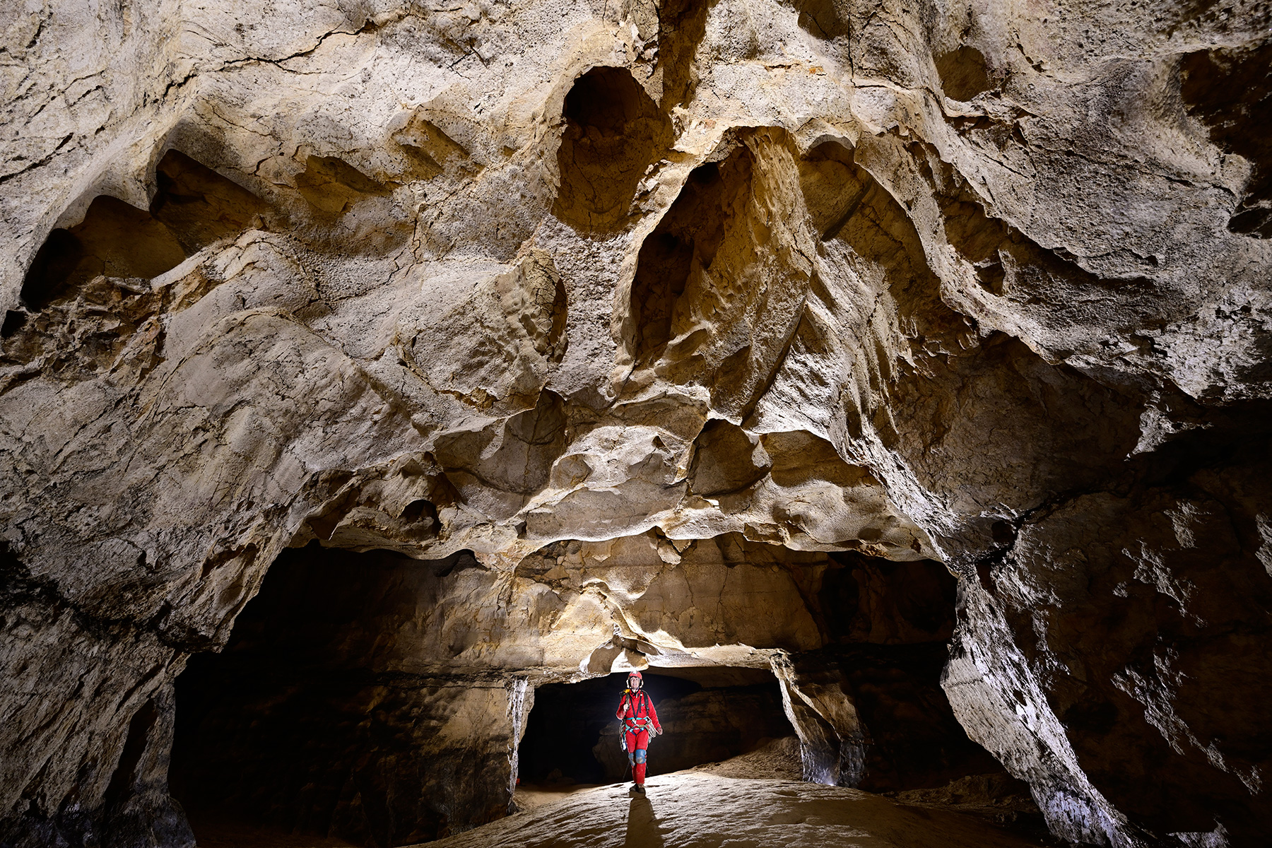 Grotte des Cavottes (Doubs) - Porte naturelle rectangulaire dans la galerie avec coupoles au plafond