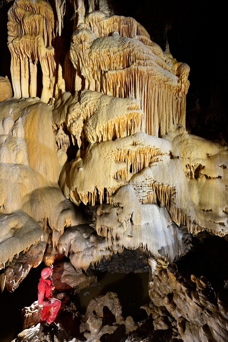 Grotte du Crotot (Doubs) - Le "Monument" (grandes coulées de calcite colorées)