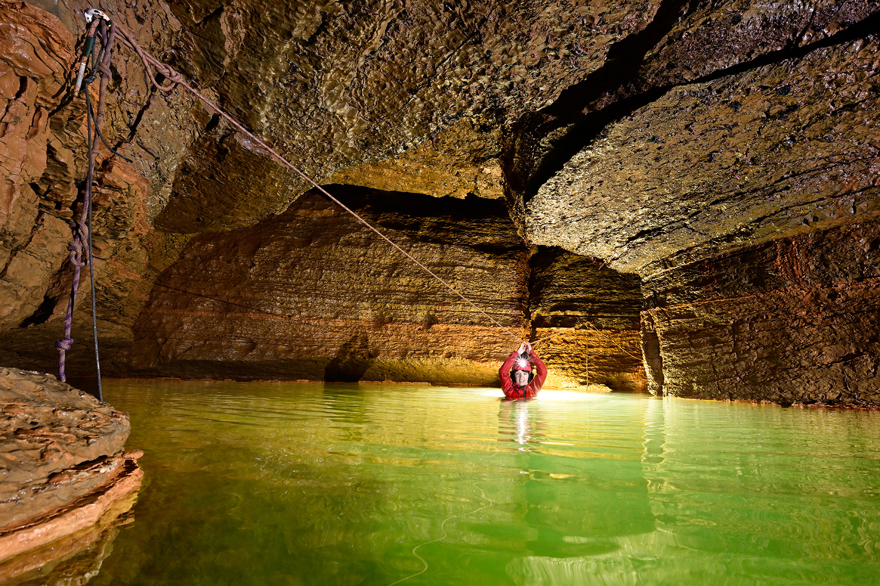 Grotte du Banquier (Hérault) - Passage de la laisse d'eau après le siphon S1 (avec ampoule magnésique dans l'eau)