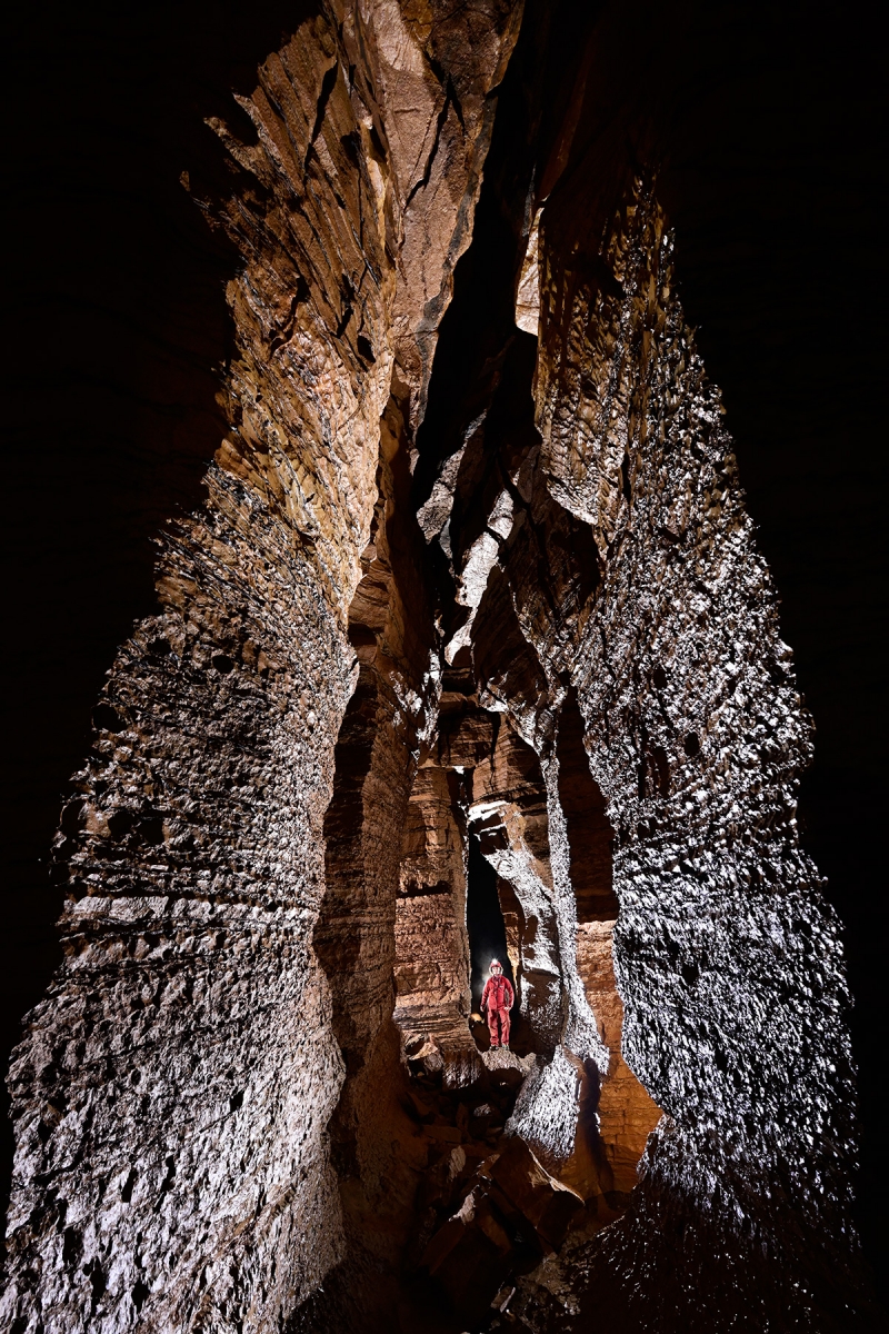 Grotte du Banquier (Hérault) - Grande galerie entrecoupée par des petite galeries verticales 
