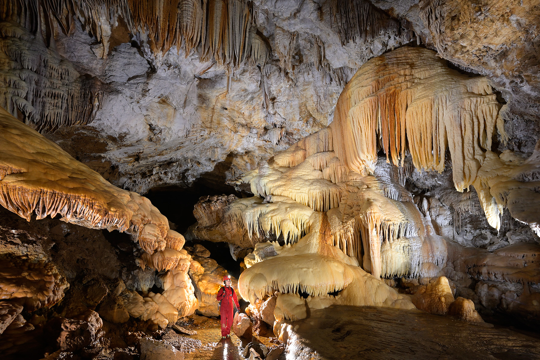 Grotte de l'Orquette (Hérault) - Salle concrétionnée derrière le premier siphon