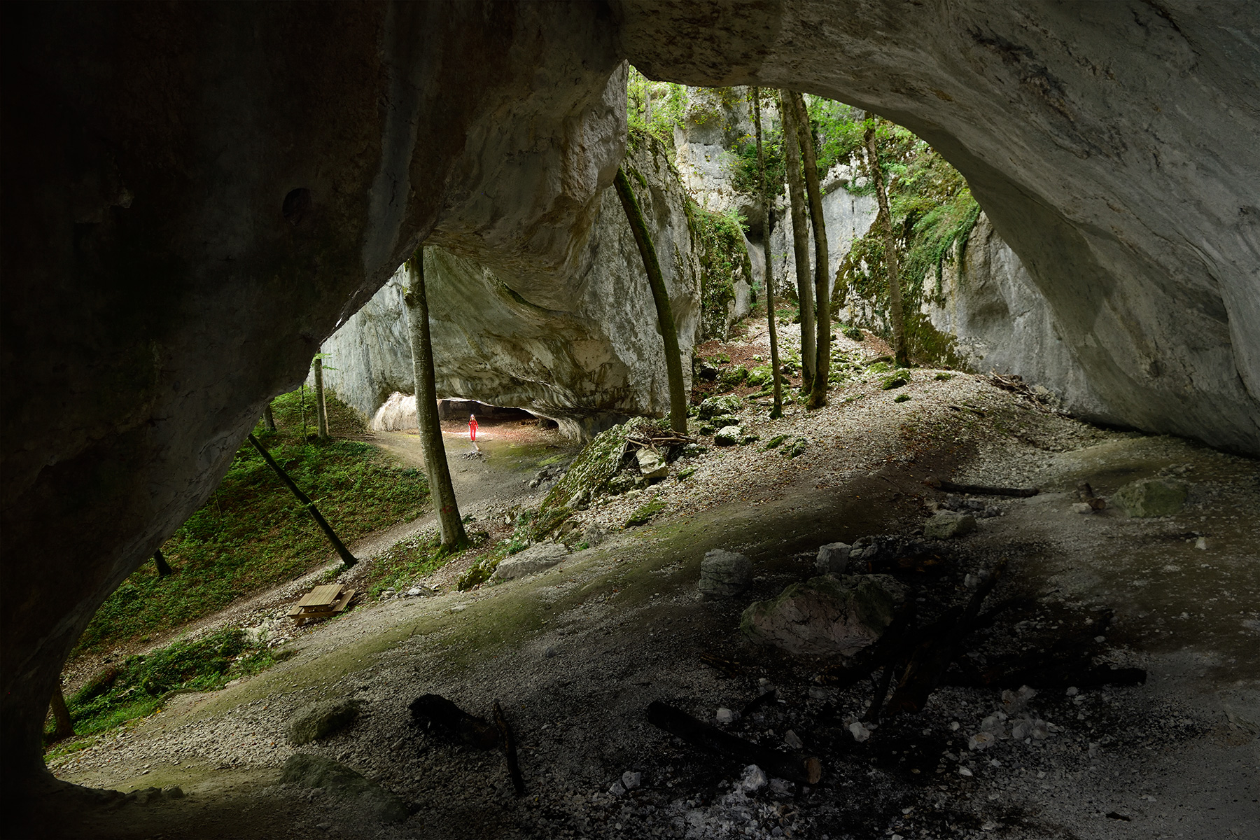 Grotte des Bisontins (Doubs) avec son arche vue de l'intérieur