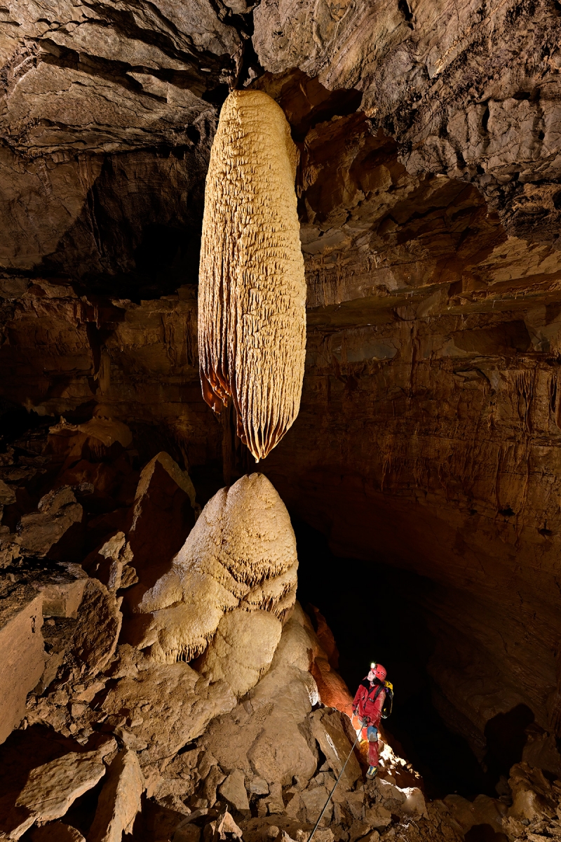 Butler cave (Virginie, USA) - Hanging Dong (grande pendeloque au dessus d'une stalagmite) avec spéléo au pied.