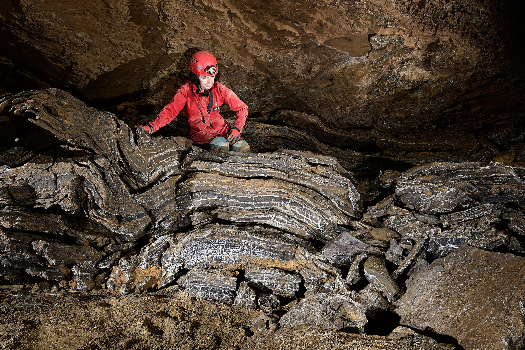Butler cave (Virginie, USA) - Spéléo au dessus de blocs avec petites strates cristallisées (gypse)