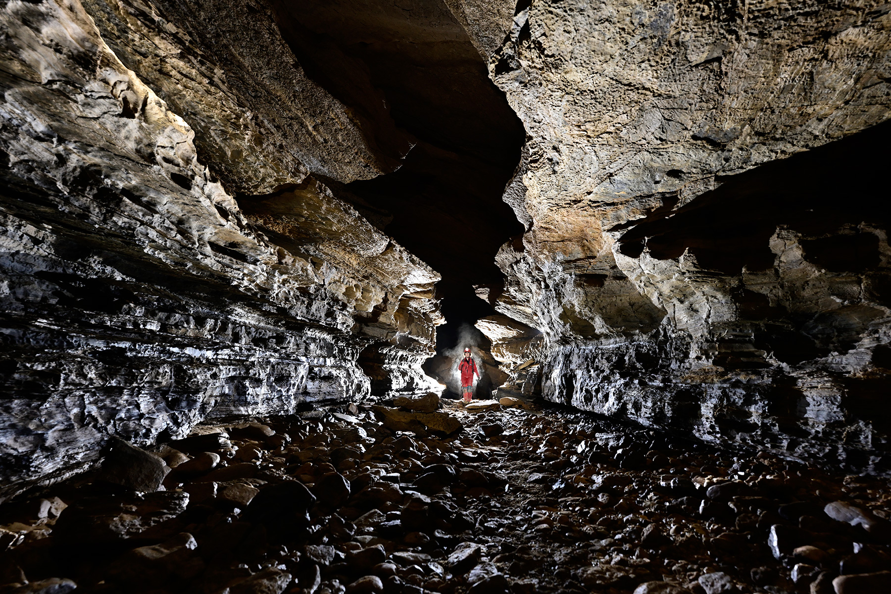 Butler cave (Virginie, USA) - Galerie au sol couvert de galets