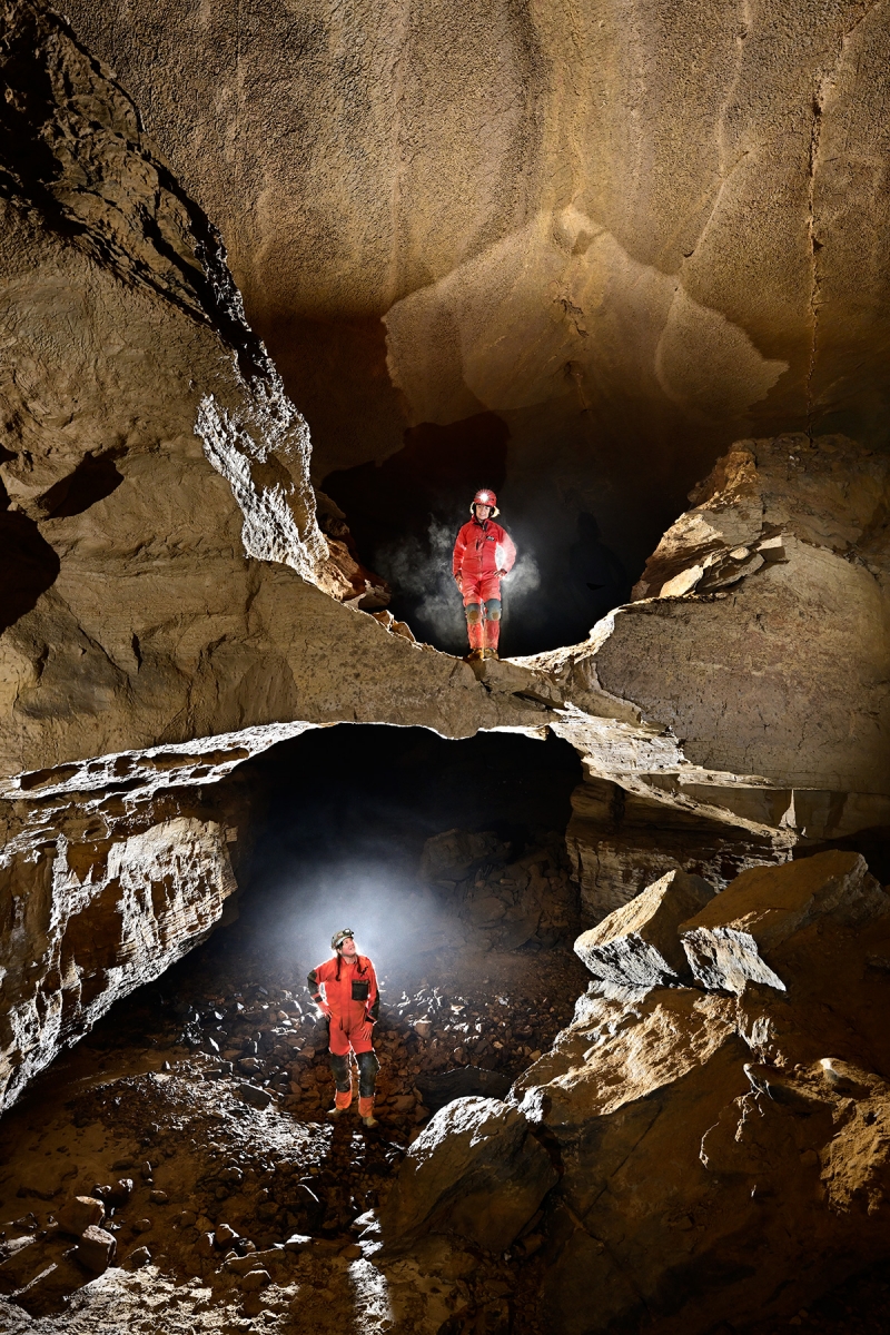 Butler cave (Virginie, USA) - Pont naturel (un spéléo dessus et un spéléo dessous)