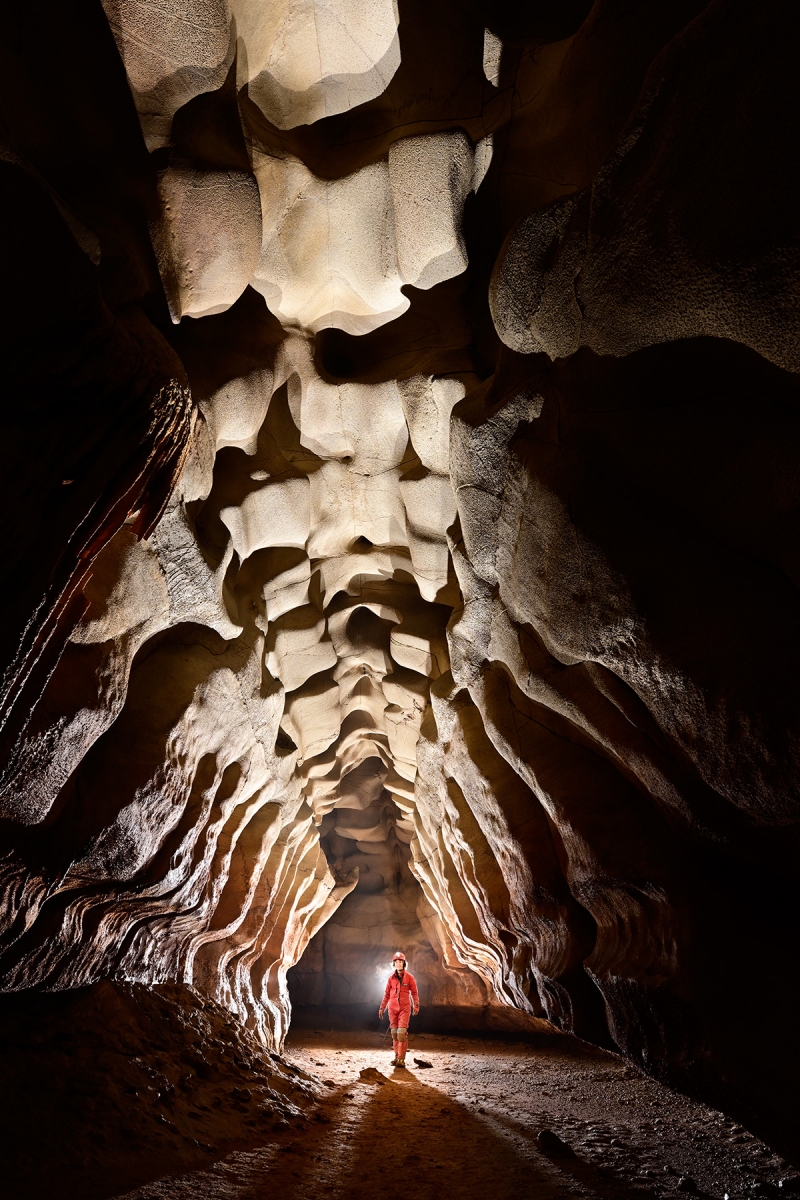 Rapps Cave (Virginie occidentale, USA) - Spéléo dans galerie avec un plafond  évoquant une colonne vertébrale