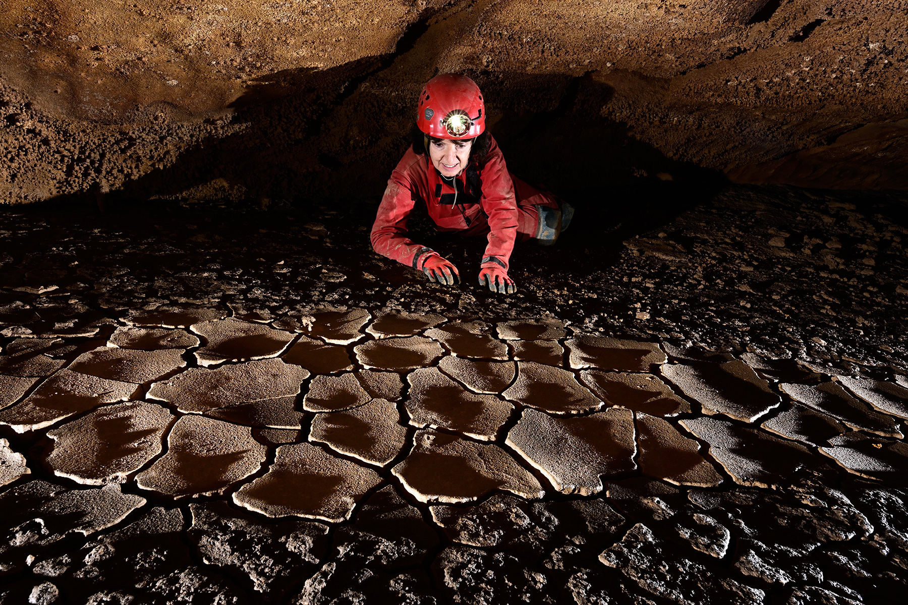 Rapps Cave (Virginie occidentale, USA) - Spéléo devant polygones de dessication d'argile au sol d'une galerie