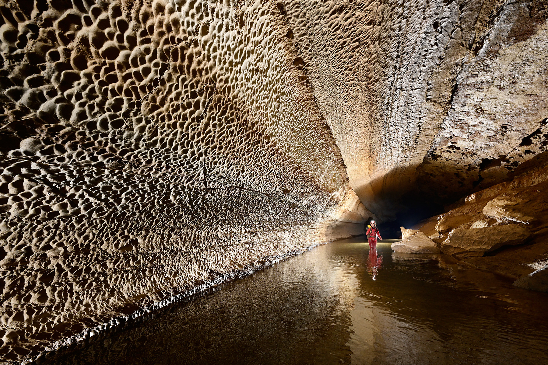 Piercy's Mill Cave (Virginie occidentale, USA) - Rivière souterraine coulant dans une galerie avec parois couvertes de coups de gouge