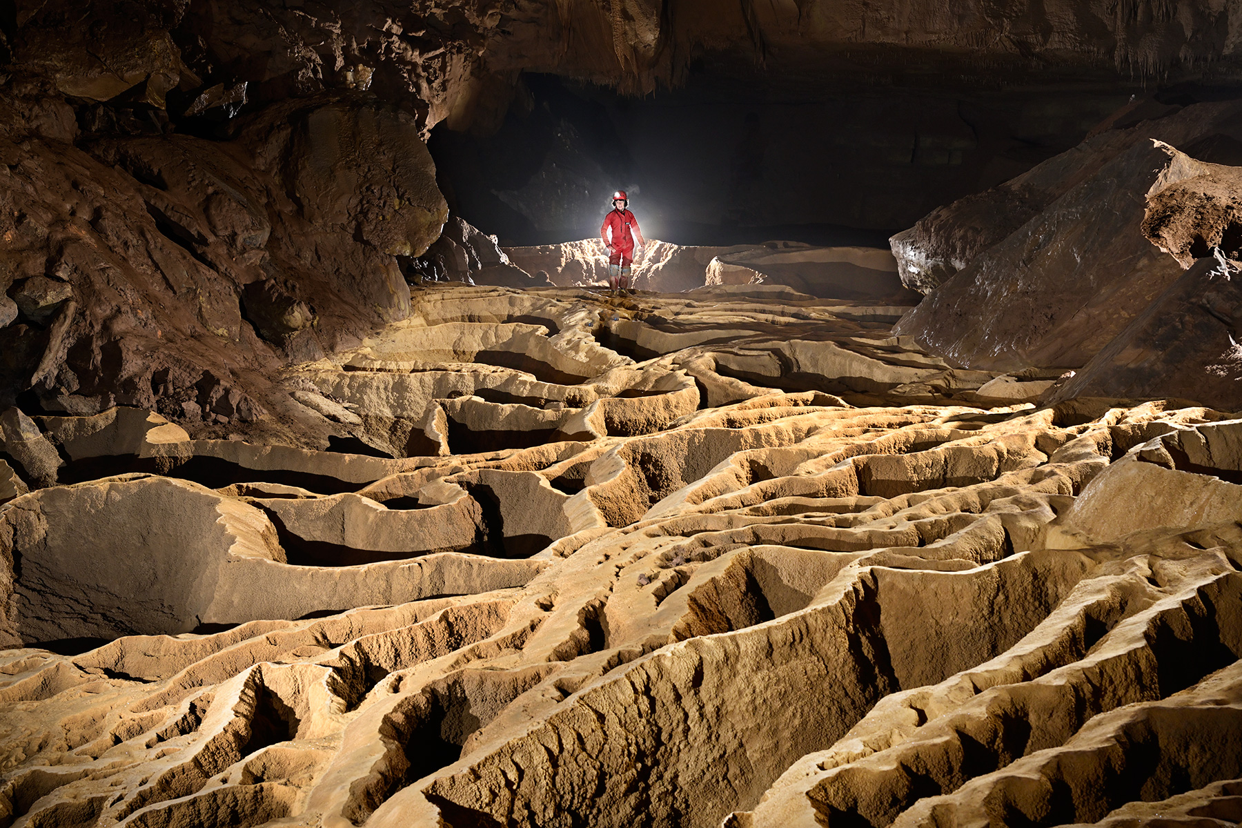 Piercy's Mill Cave (Virginie occidentale, USA) - Grande salle avec le sol couvert de gours géants 