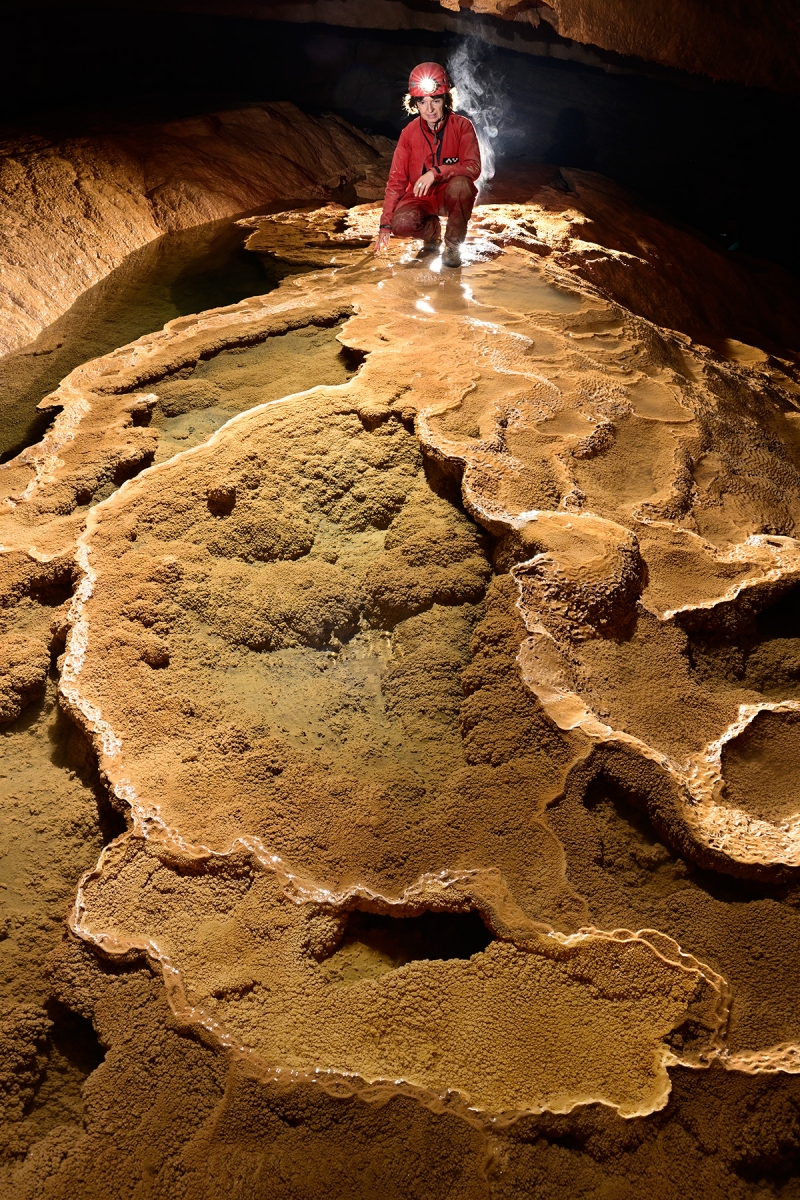Piercy's Mill Cave (Virginie occidentale, USA) - Gours cristallisés avec spéléo en arrière-plan