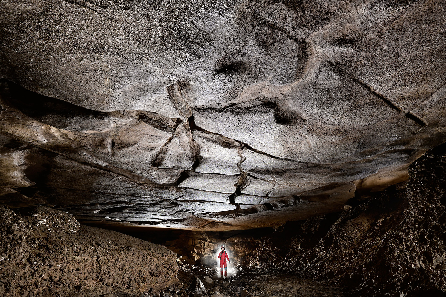 Boar Hole (Virginie occidentale, USA) - Plafond karstifié avec des petits chenaux liés à un écoulement sur remplissage 