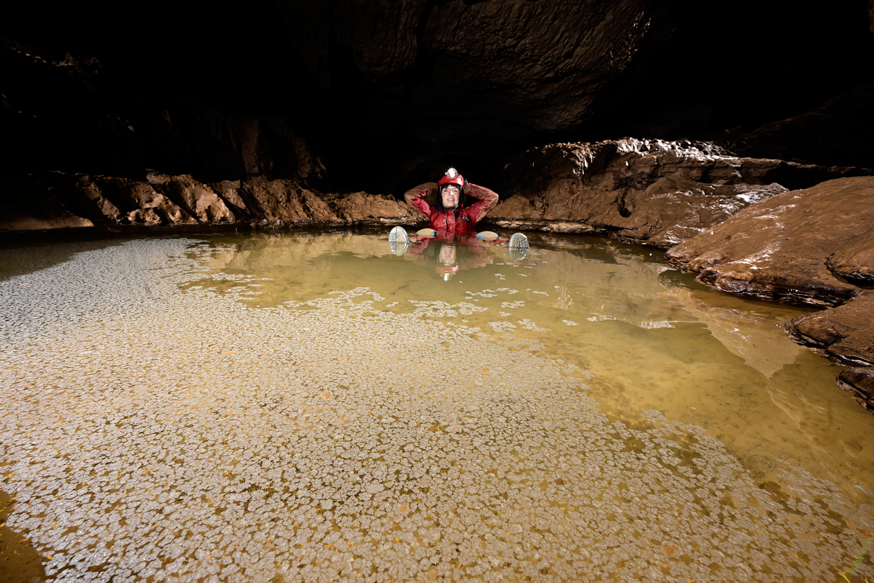Warm river cave (Virginia, USA) - Cette vasque appelée "hot tub" est l'une des curiosités de cette cavité thermale. L'eau est à 33°C car elle est alimentée par une arrivée d'eau chaude se mélangeant à l'eau de la rivière. Cette température élevée favorise la formation de calcite flottante.