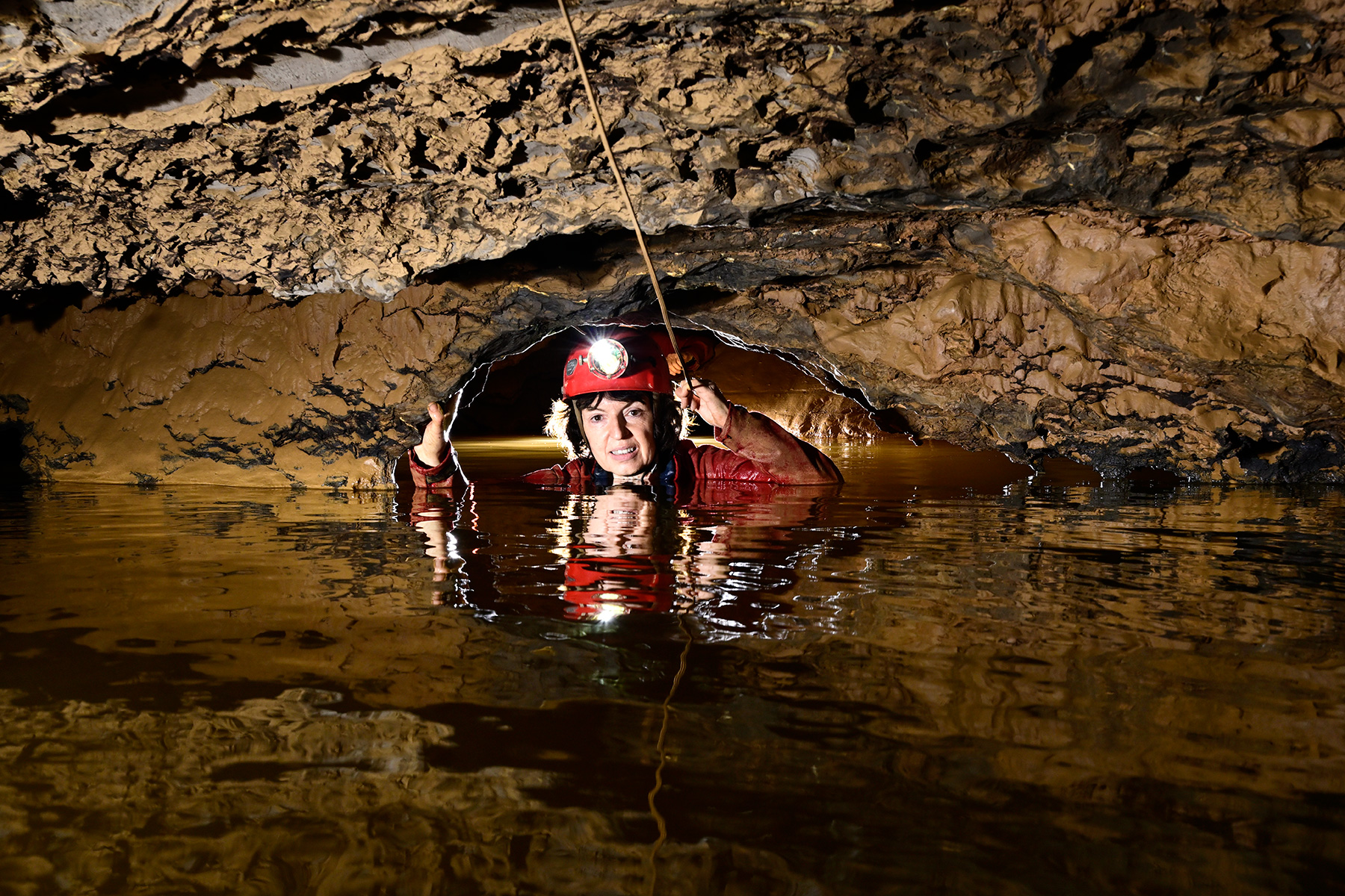 Warm river cave (Virginia, USA) - Passage d'une voûte mouillante dans la rivière