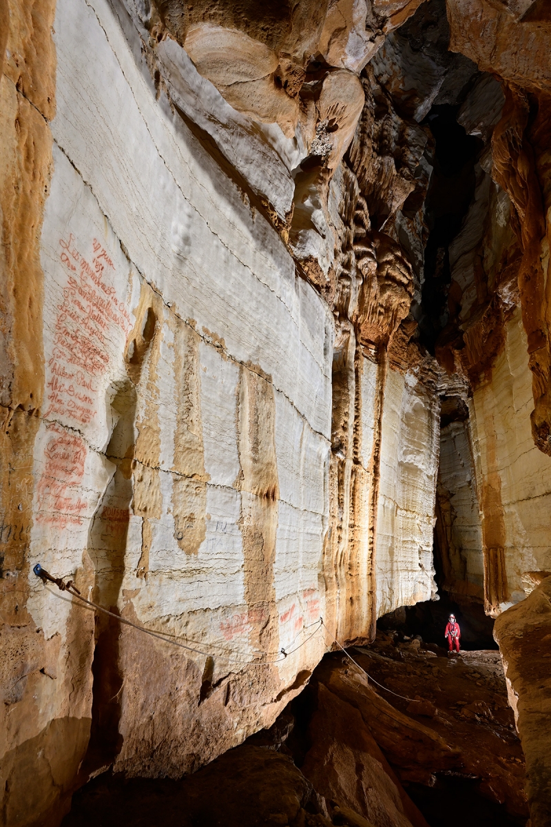Grotte du salpêtre (Gard) - Galerie finale avec les strates de calcaire horizontales séparées par des joints stylolithiques. Les inscriptions en premier plan faites à la craie rouge sont celles du Cercle des travailleurs de Sauve.