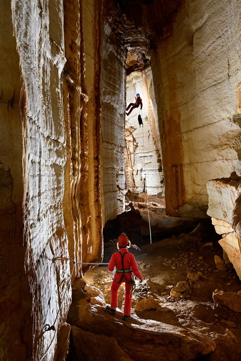 Grotte du salpêtre (Gard) - Galerie finale avec spéléo descendant le puits venant du réseau supérieur