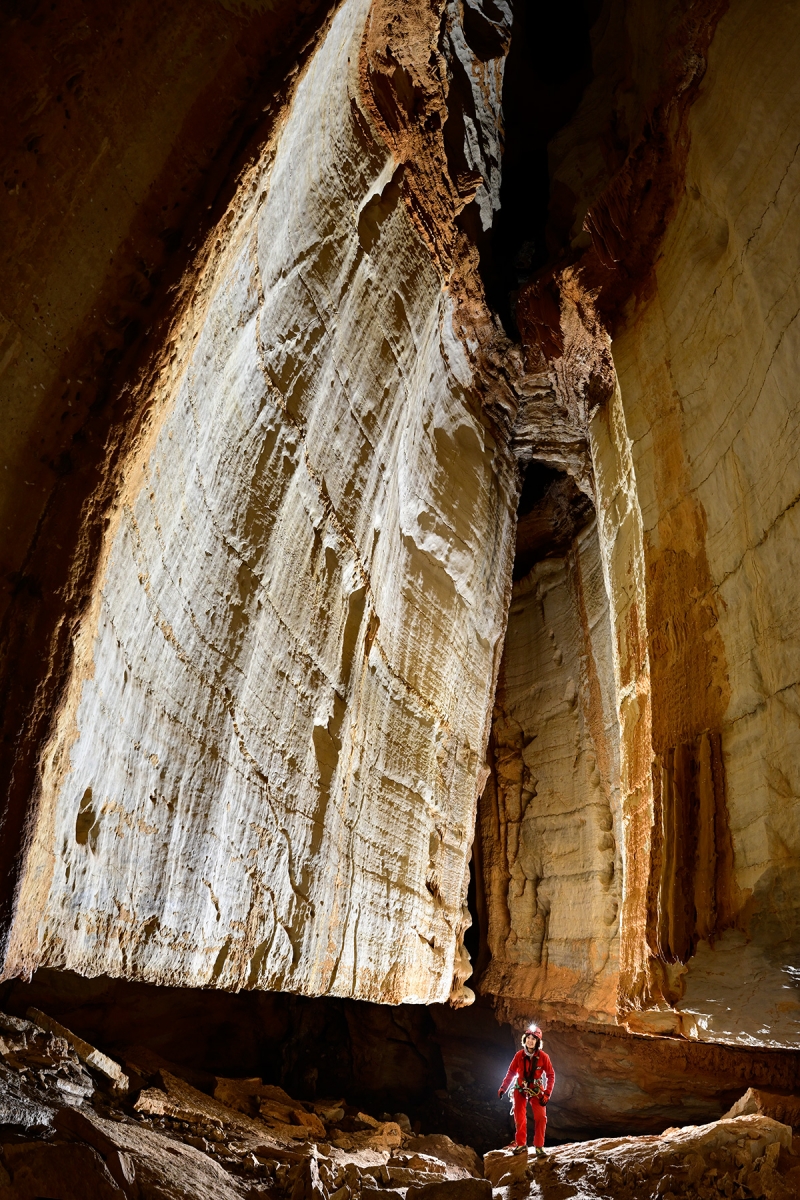 Grotte du salpêtre (Gard) - Grand mur de calcaire blanc dans la galerie finale.
