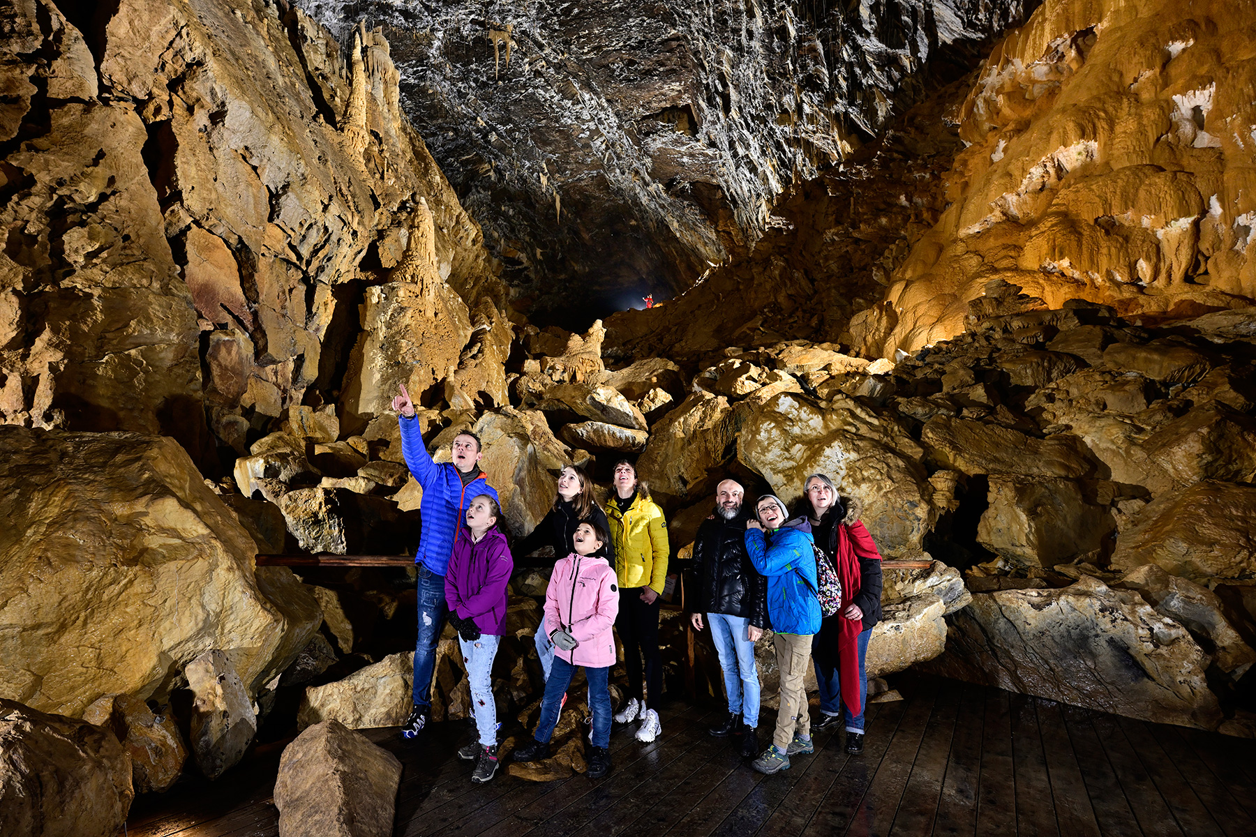 Grotte de Vallorbe (Suisse) - Touristes à la fin de la partie aménagée devant la salle de la Cathédrale