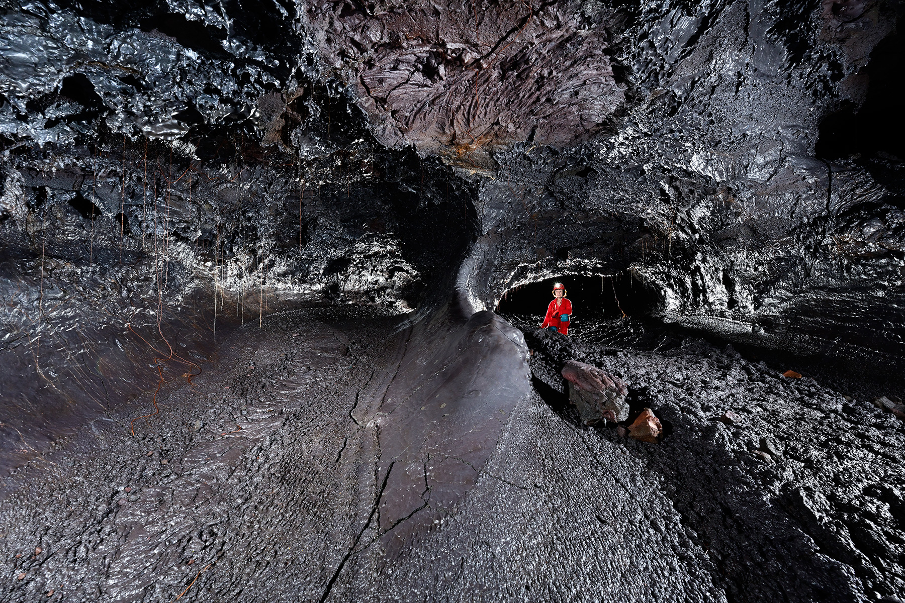 Tunnel de lave de la coulée 2004 (La Réunion) - Diffluence dans une galerie 